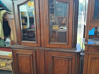 Lot 15 - masieve rustieke eikenhouten kast met glazen deuren