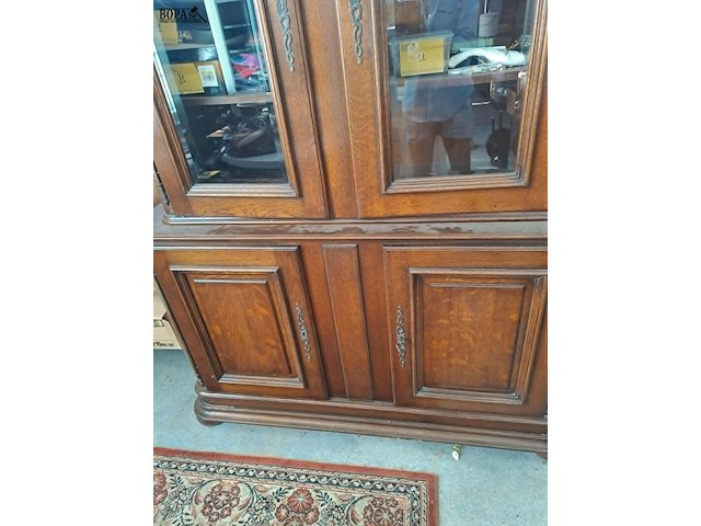 Lot 15 - masieve rustieke eikenhouten kast met glazen deuren - afbeelding 3 van  5
