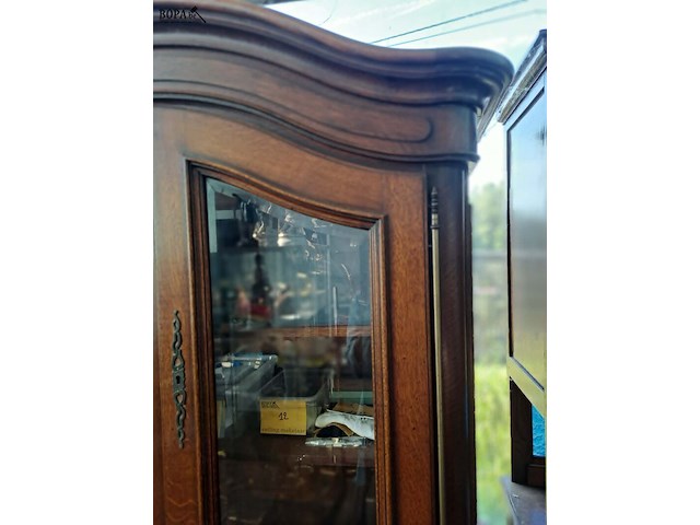 Lot 15 - masieve rustieke eikenhouten kast met glazen deuren - afbeelding 5 van  5