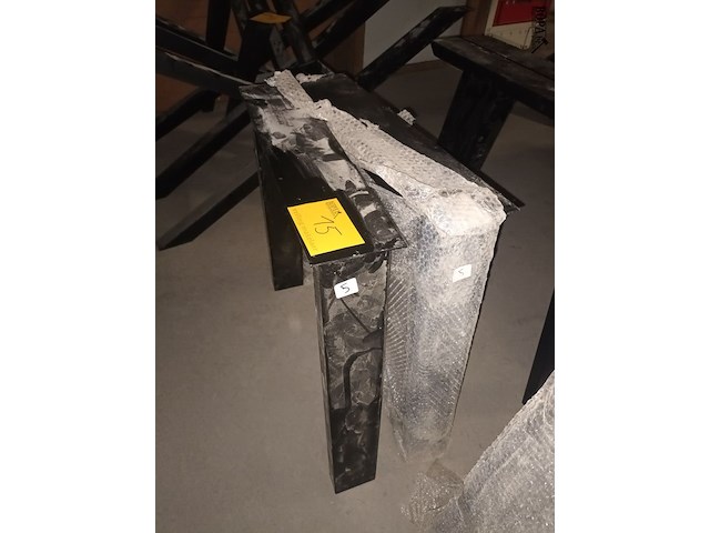 Lot 15 - metalen rechte tafelpoten. 2 stuks - afbeelding 2 van  3