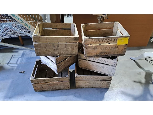Lot 15 - oude decoratieve houten kisten kortrijkse fruithalle - 8 stu - afbeelding 1 van  3