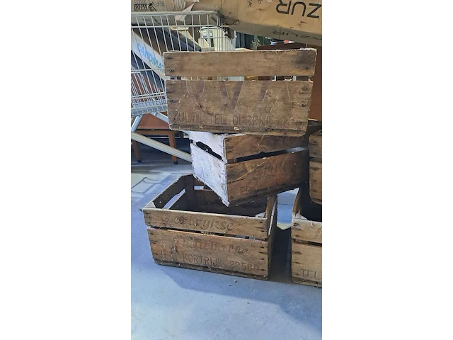 Lot 15 - oude decoratieve houten kisten kortrijkse fruithalle - 8 stu - afbeelding 3 van  3