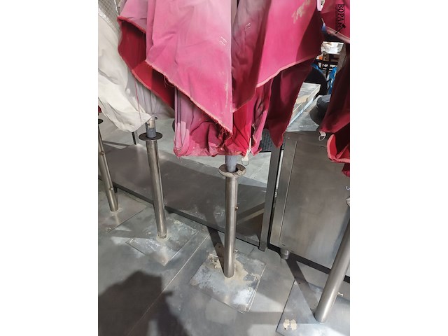 Lot 15 - parasol met voet - afbeelding 2 van  3