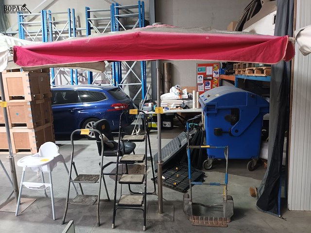 Lot 15 - parasol met voet - afbeelding 1 van  2