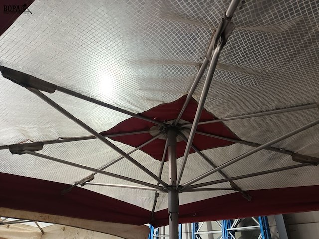 Lot 15 - parasol met voet - afbeelding 2 van  2