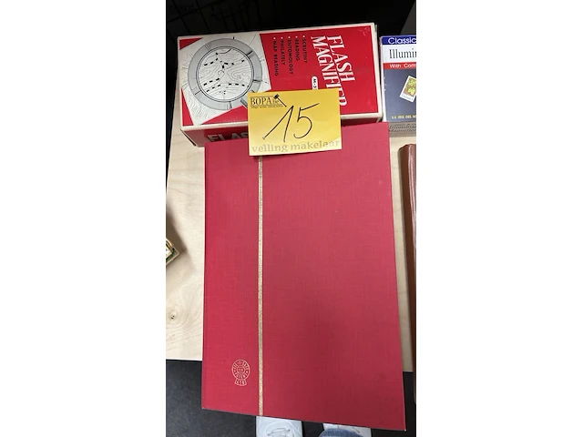 Lot 15 - postzegelverzameling met vergrootglas - afbeelding 1 van  6