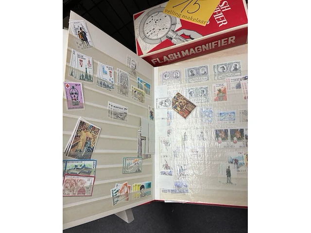 Lot 15 - postzegelverzameling met vergrootglas - afbeelding 3 van  6