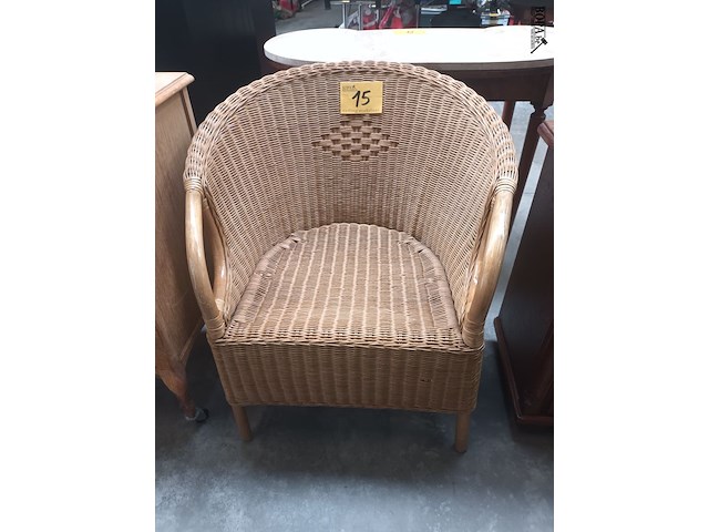Lot 15 - rotan armstoel - afbeelding 1 van  3