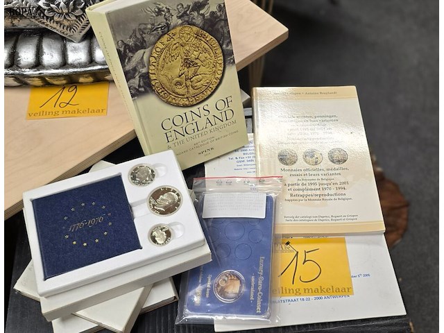 Lot 15 - silver proof sets en gedenkpenning en boeken - afbeelding 1 van  4
