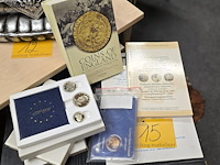 Lot 15 - silver proof sets en gedenkpenning en boeken