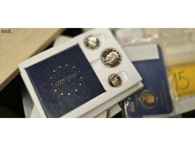 Lot 15 - silver proof sets en gedenkpenning en boeken - afbeelding 2 van  4