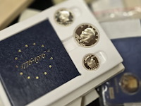 Lot 15 - silver proof sets en gedenkpenning en boeken - afbeelding 2 van  4