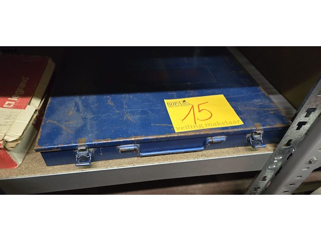 Lot 15 - sorteerdoos met kabelklemmen - afbeelding 1 van  2