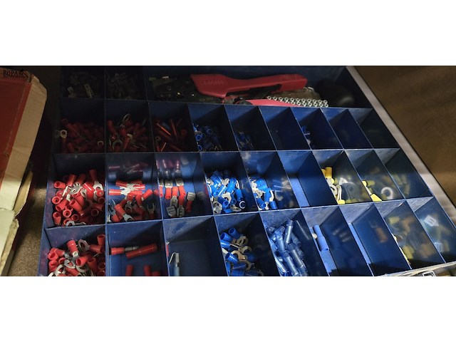 Lot 15 - sorteerdoos met kabelklemmen - afbeelding 2 van  2