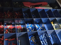 Lot 15 - sorteerdoos met kabelklemmen - afbeelding 2 van  2