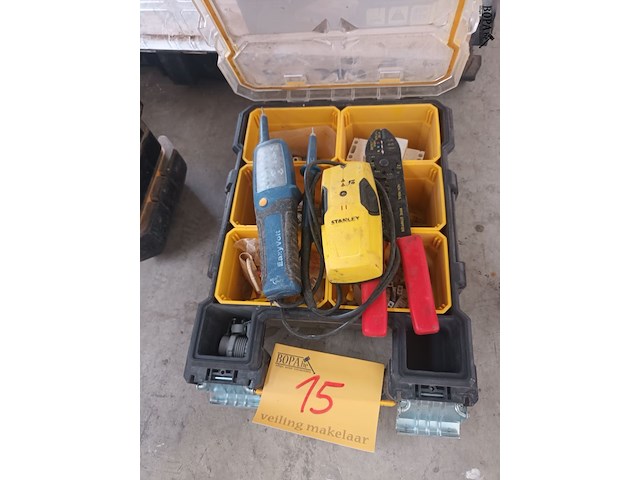 Lot 15 - sorteerkoffer stanley met inhoud - afbeelding 1 van  4