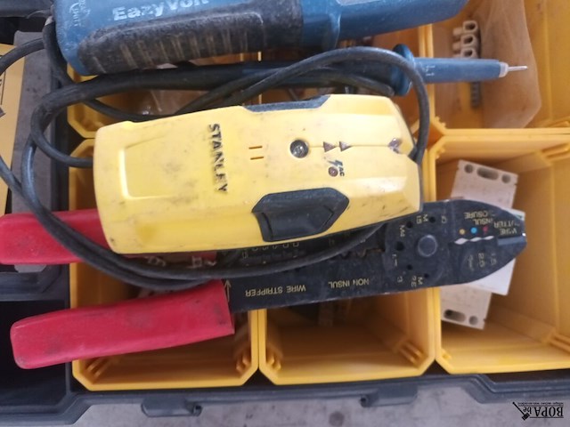 Lot 15 - sorteerkoffer stanley met inhoud - afbeelding 3 van  4
