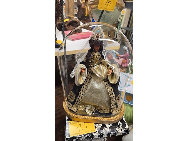 Lot 15 - stolp met pop - afbeelding 1 van  3