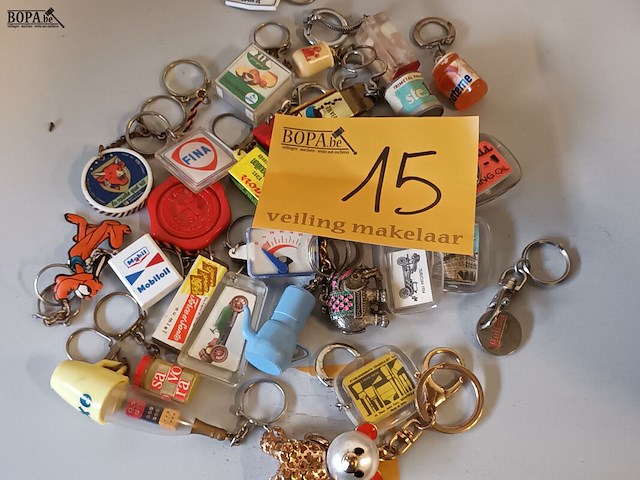 Lot 15 - vintage sleutelhangers. 28 stuks - afbeelding 1 van  5