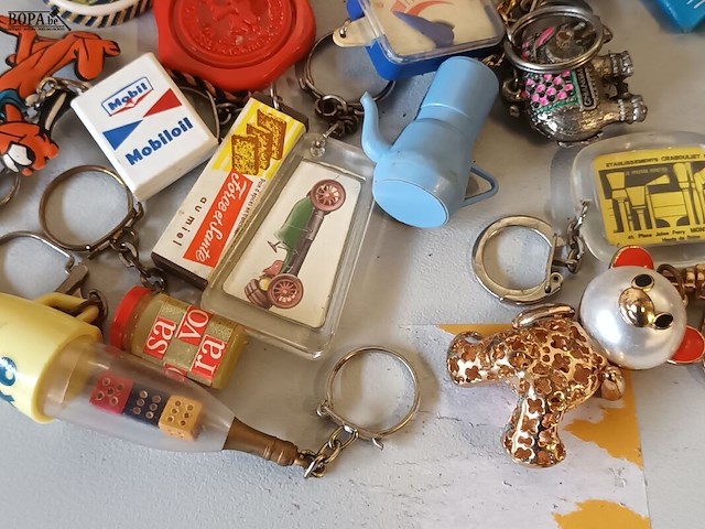 Lot 15 - vintage sleutelhangers. 28 stuks - afbeelding 3 van  5