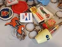 Lot 15 - vintage sleutelhangers. 28 stuks - afbeelding 4 van  5