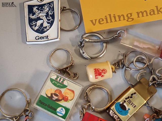 Lot 15 - vintage sleutelhangers. 28 stuks - afbeelding 5 van  5