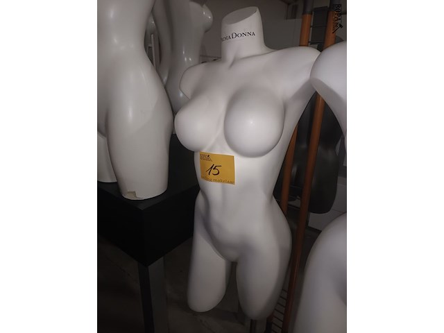 Lot 15 - witte torso vrouw op voet - afbeelding 1 van  3