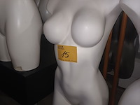 Lot 15 - witte torso vrouw op voet