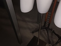 Lot 15 - witte torso vrouw op voet - afbeelding 2 van  3