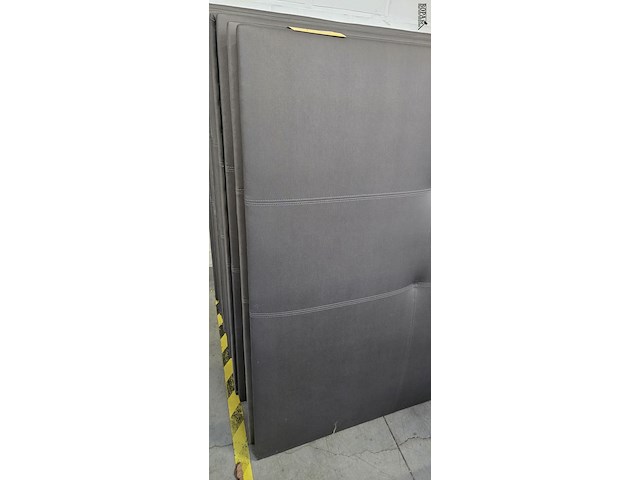 Lot 150 - hoofdborden boxspring muurbevestiging , 2 stuks - afbeelding 2 van  2
