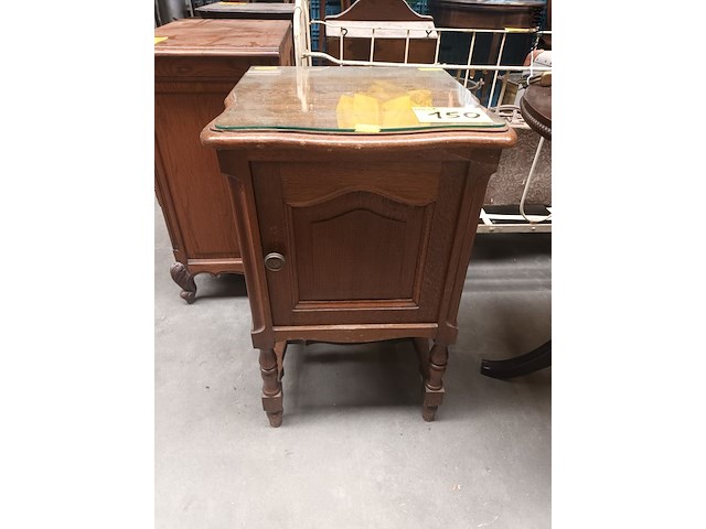 Lot 150 - nachtkastje - afbeelding 1 van  4