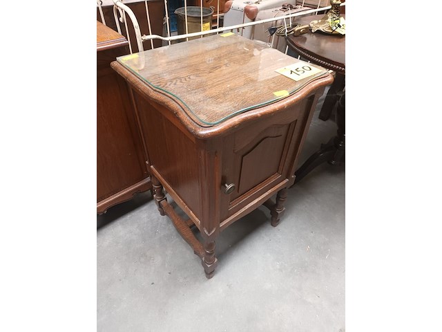 Lot 150 - nachtkastje - afbeelding 2 van  4