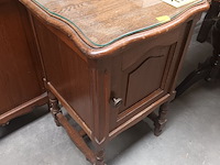 Lot 150 - nachtkastje - afbeelding 2 van  4