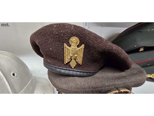 Lot 150 - spanje 1 kepie + 1 helm + 1 barette - afbeelding 5 van  5