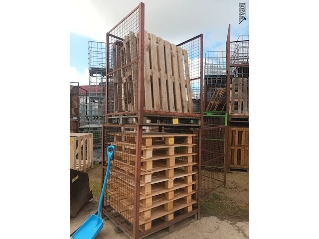 Lot 150 - stapelkooi roodbruin. 4 stuks - afbeelding 1 van  3