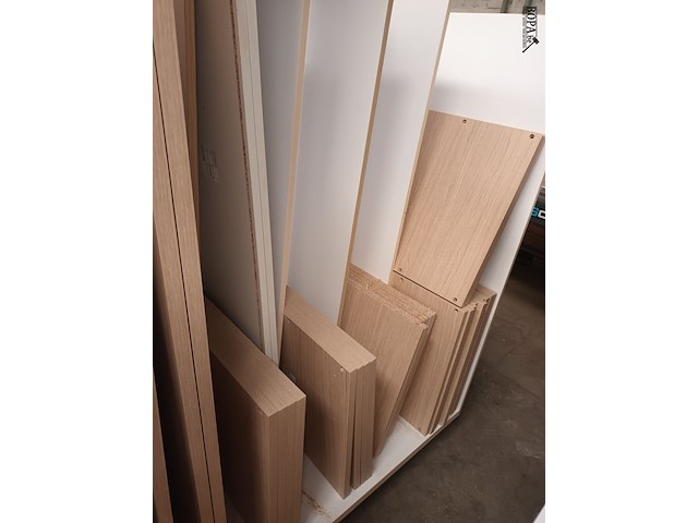 Lot 150 - transportkar met inhoud - afbeelding 1 van  3