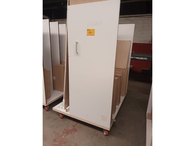 Lot 150 - transportkar met inhoud - afbeelding 2 van  3