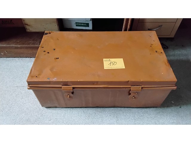 Lot 150 - vintage oranje metalen gereedschapskoffer - afbeelding 1 van  1