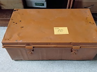 Lot 150 - vintage oranje metalen gereedschapskoffer - afbeelding 1 van  1