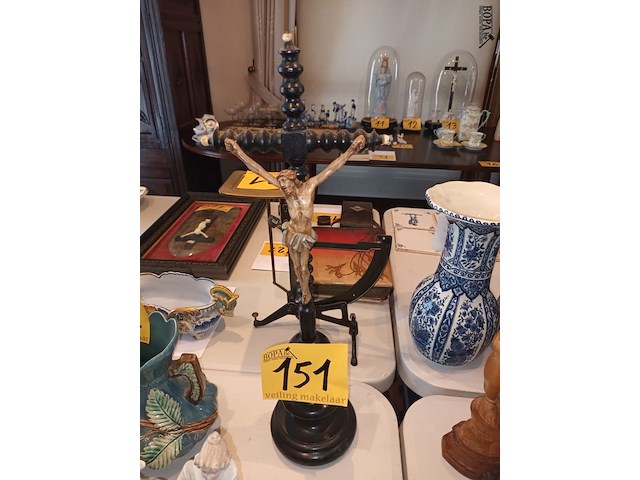 Lot 151 - antiek kruisbeeld op sokkel - afbeelding 1 van  3