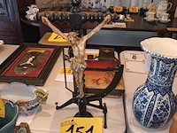 Lot 151 - antiek kruisbeeld op sokkel - afbeelding 1 van  3