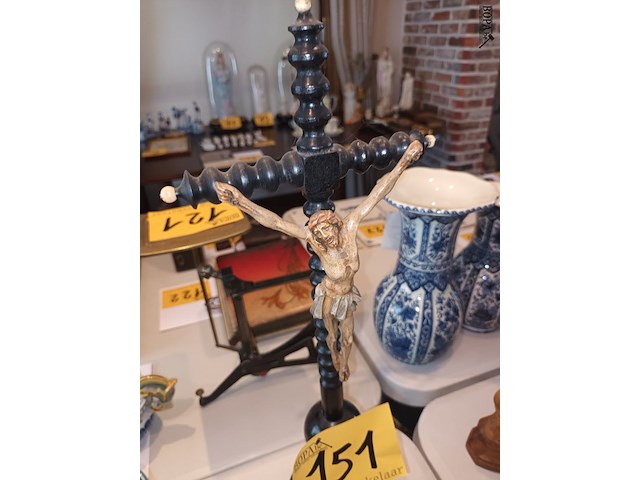 Lot 151 - antiek kruisbeeld op sokkel - afbeelding 2 van  3