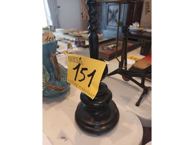 Lot 151 - antiek kruisbeeld op sokkel - afbeelding 3 van  3