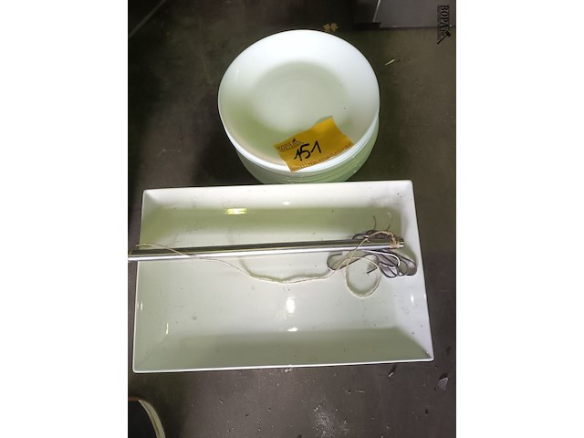 Lot 151 - borden - afbeelding 1 van  3