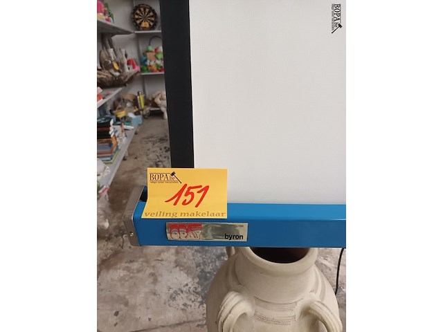 Lot 151 - diaprojectiescherm byron - afbeelding 2 van  3