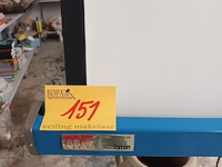 Lot 151 - diaprojectiescherm byron - afbeelding 2 van  3