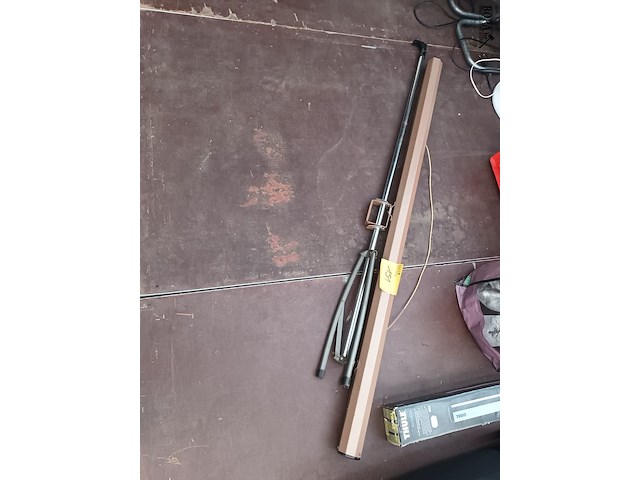 Lot 151 - diascherm op statief - afbeelding 1 van  2