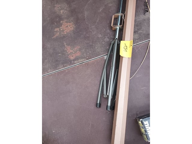 Lot 151 - diascherm op statief - afbeelding 2 van  2