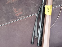 Lot 151 - diascherm op statief - afbeelding 2 van  2