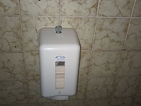 Lot 151 - dispensers. 3 stuks - afbeelding 2 van  3